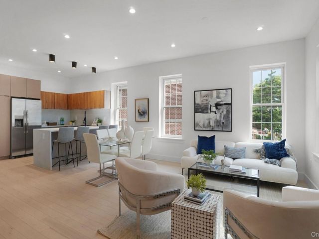  9 BR,  6.00 BTH &nbsp;Other style home in Esplanade