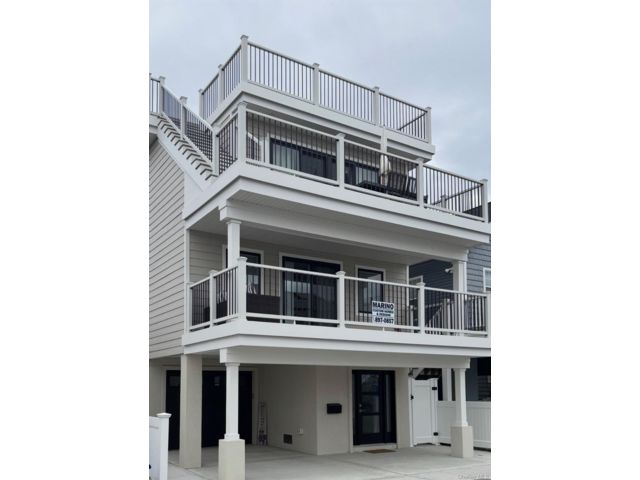  4 BR,  3.00 BTH &nbsp;Contemporary style home in Long Beach