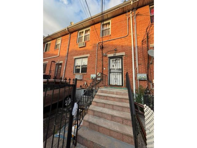 8 BR,  5.00 BTH &nbsp;House style home in East New York