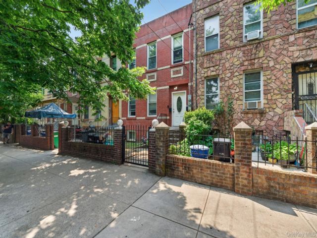  7 BR,  3.00 BTH &nbsp;House style home in East New York