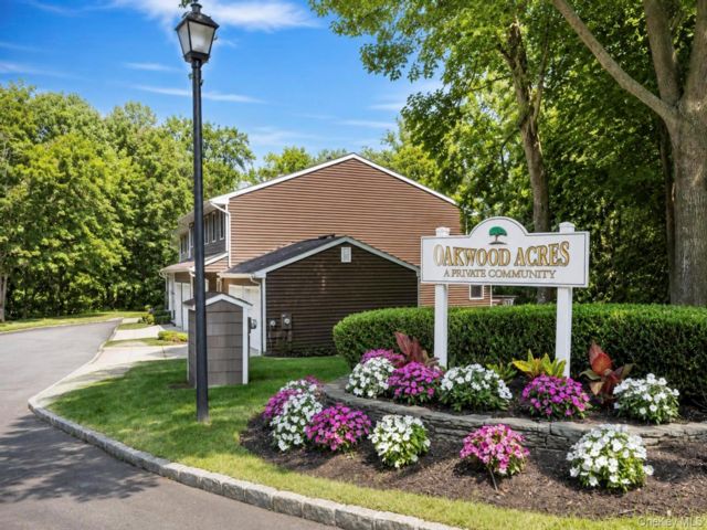  2 BR,  4.00 BTH &nbsp;Condo style home in Huntington