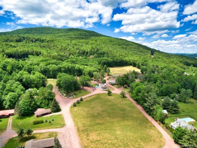 16 BR, 19.00 BTH &nbsp;Farmhouse style home in Windham
