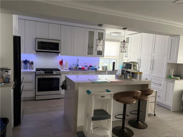  3 BR,  2.00 BTH &nbsp;High rise style home in Kingsbridge