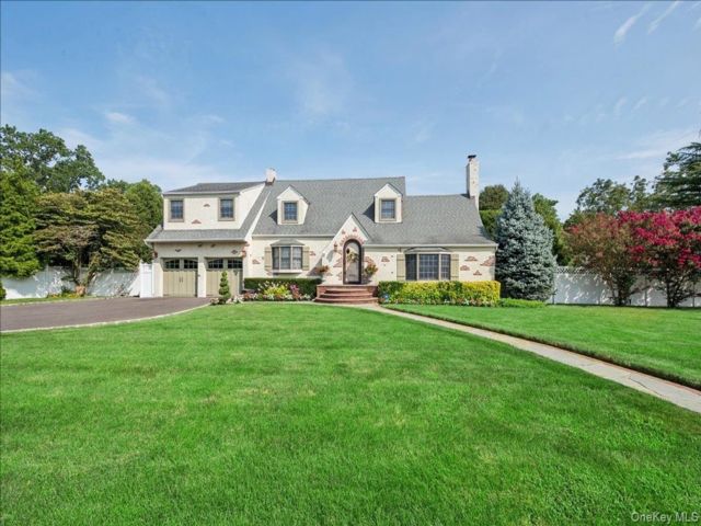  3 BR,  3.00 BTH &nbsp;Colonial style home in Westbury