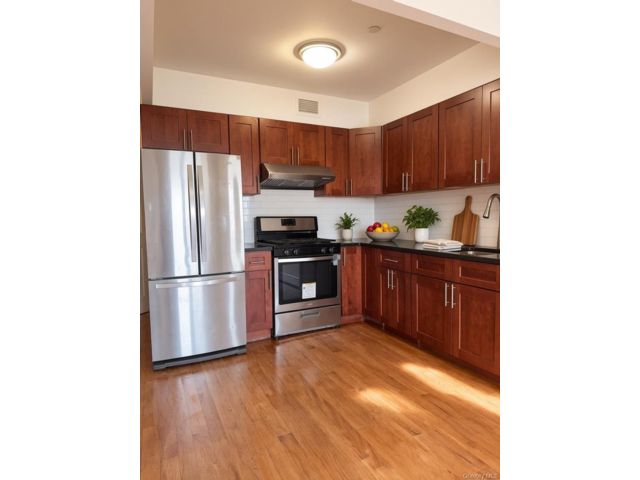  2 BR,  2.00 BTH &nbsp;Other style home in Flushing