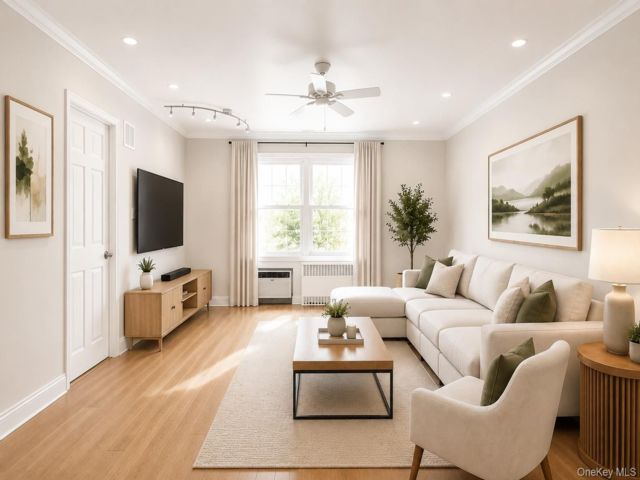  2 BR,  1.00 BTH &nbsp;Mid rise style home in Freeport