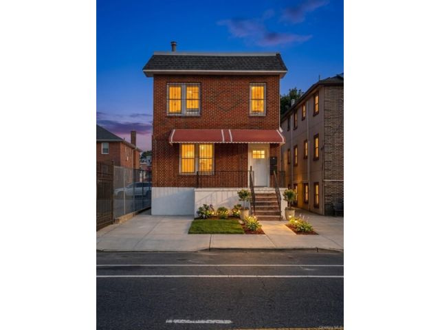  7 BR,  2.00 BTH &nbsp;House style home in Esplanade