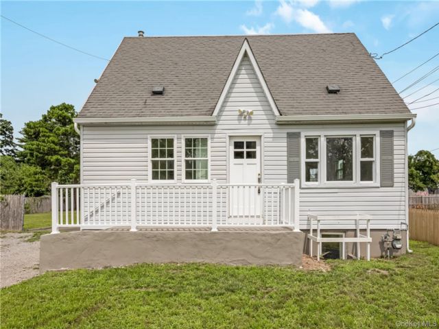  4 BR,  2.00 BTH &nbsp;Cape cod style home in Brentwood