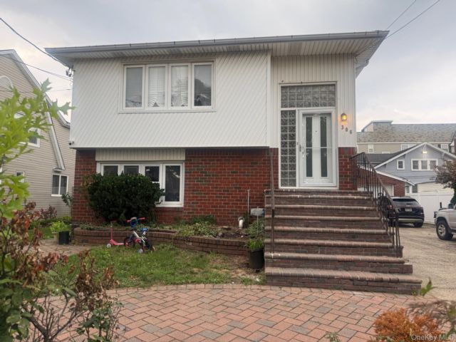  3 BR,  1.00 BTH &nbsp;Hi ranch style home in Hewlett