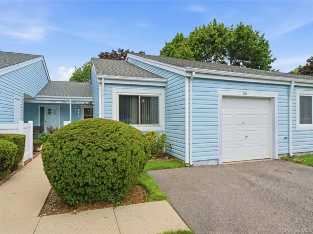  1 BR,  2.00 BTH &nbsp;Garden style home in Saint James