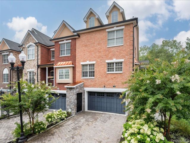  4 BR,  4.00 BTH &nbsp;Condo style home in Woodbury