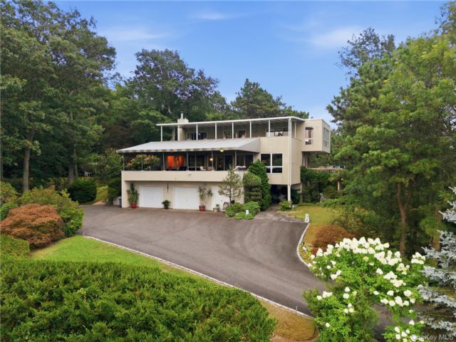  4 BR,  4.00 BTH &nbsp;Modern style home in Centerport