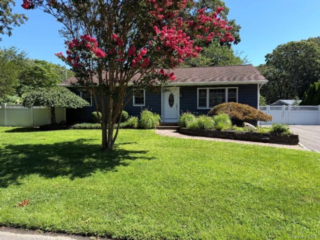  3 BR,  2.00 BTH &nbsp;Ranch style home in Miller Place