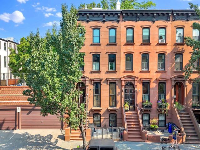  4 BR,  4.00 BTH &nbsp;House style home in Clinton Hill