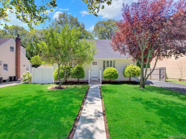  4 BR,  2.00 BTH &nbsp;Cape cod style home in Westbury