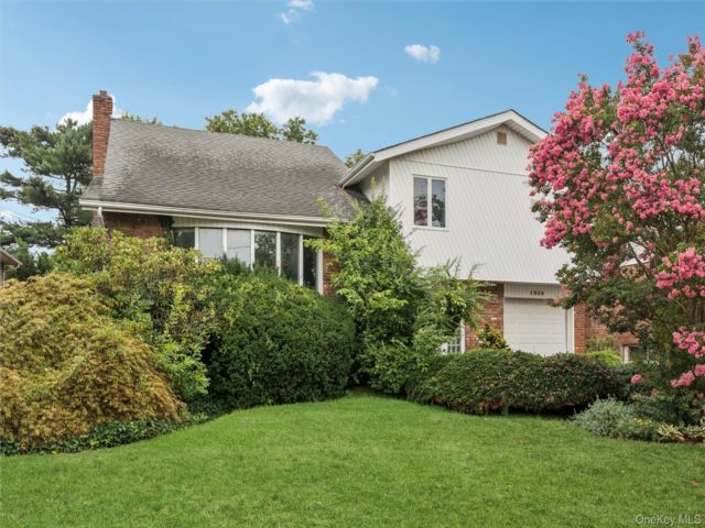  4 BR,  3.00 BTH &nbsp;Split level style home in Merrick