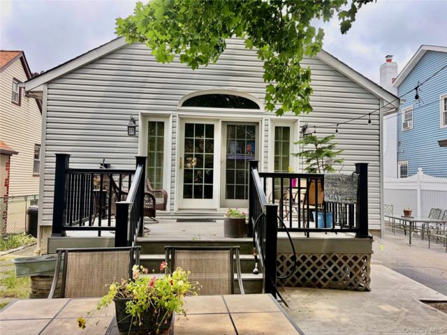  3 BR,  1.00 BTH &nbsp;Exp cape style home in Bellerose