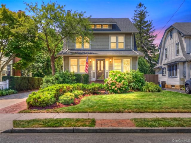  4 BR,  2.00 BTH &nbsp;Colonial style home in East Rockaway
