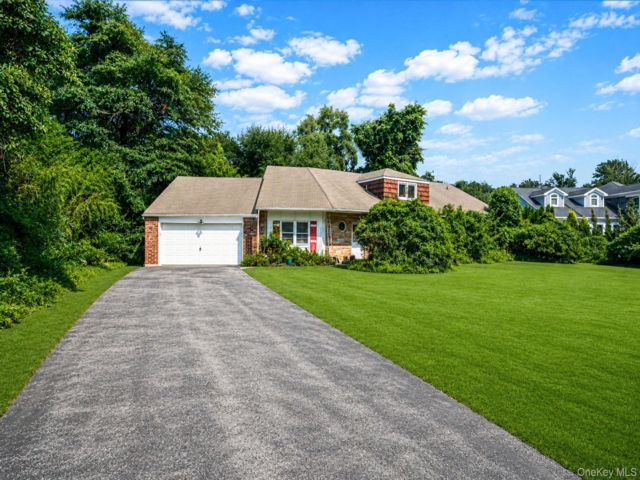  5 BR,  4.00 BTH &nbsp;Split ranch style home in Bay Shore
