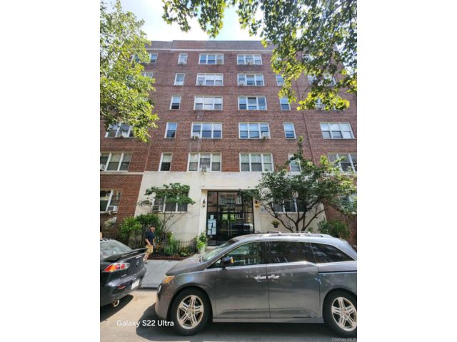 Studio,  1.00 BTH &nbsp;Mid rise style home in Jackson Heights
