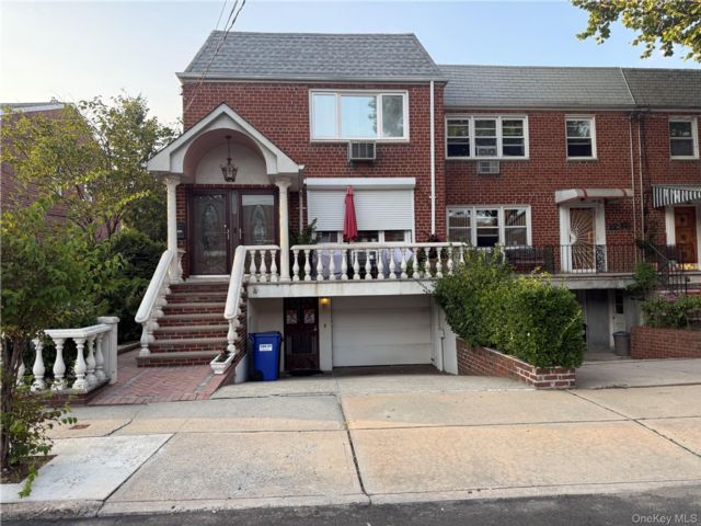  3 BR,  2.00 BTH &nbsp;Colonial style home in Flushing