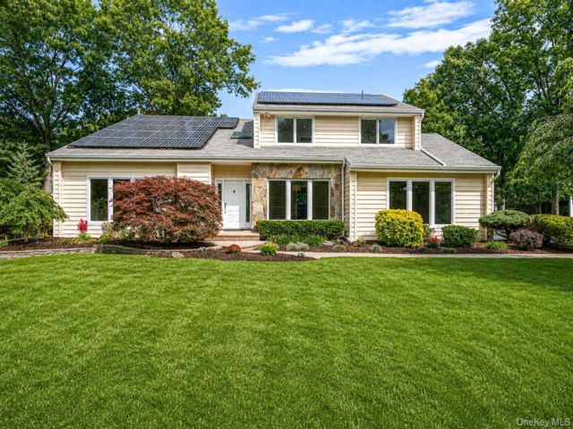 5 BR,  5.00 BTH &nbsp;Colonial style home in Commack