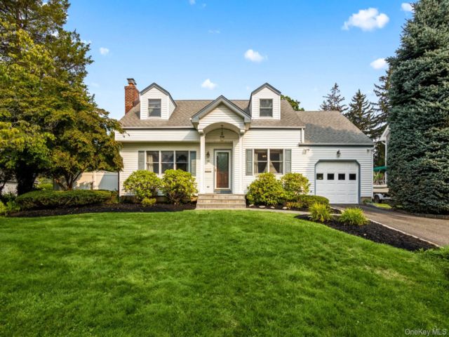  4 BR,  2.00 BTH &nbsp;Cape cod style home in Northport