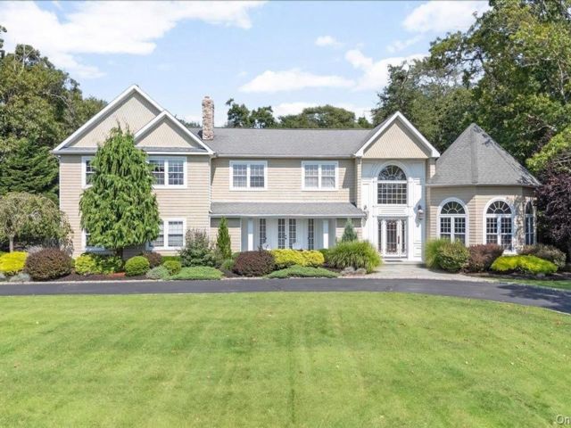  5 BR,  3.00 BTH &nbsp;Colonial style home in East Islip