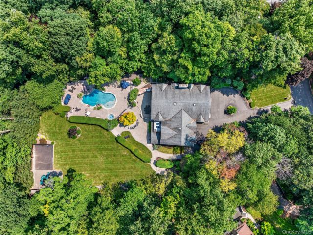  7 BR,  9.00 BTH &nbsp;Colonial style home in New City