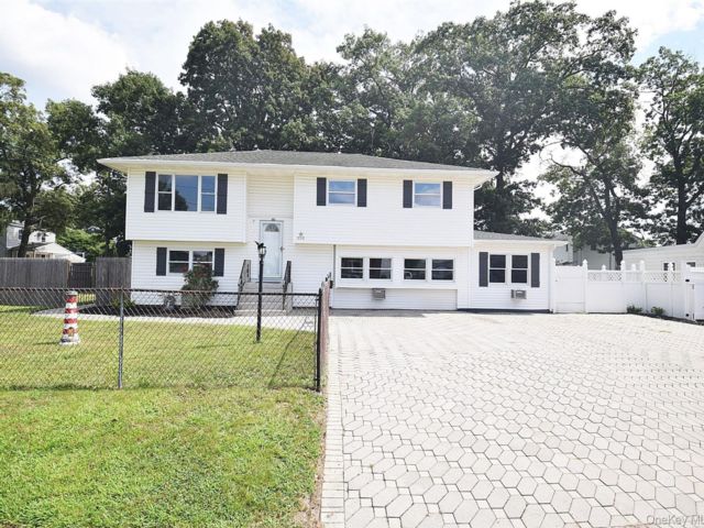  6 BR,  4.00 BTH &nbsp;Hi ranch style home in West Babylon