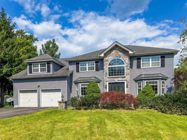  5 BR,  4.00 BTH &nbsp;Colonial style home in New Windsor