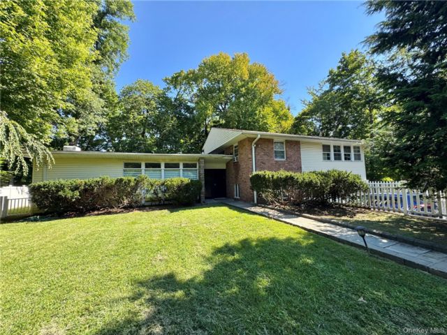  4 BR,  4.00 BTH &nbsp;Split level style home in Great Neck