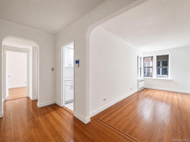 1 BR,  1.00 BTH &nbsp;Mid rise style home in Rego Park