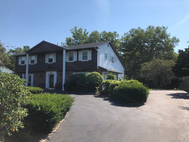  1 BR,  1.00 BTH &nbsp;Colonial style home in East Northport