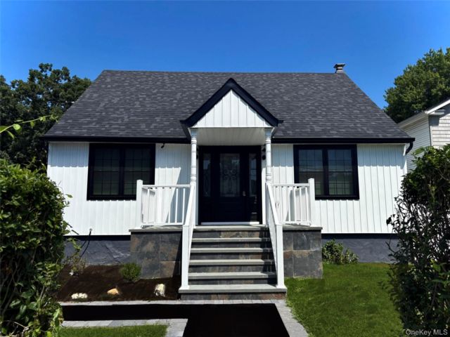  4 BR,  2.00 BTH &nbsp;Cape cod style home in Bay Shore