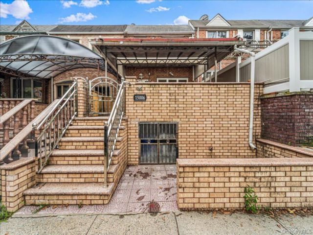  3 BR,  2.00 BTH &nbsp;House style home in Kew Garden Hills