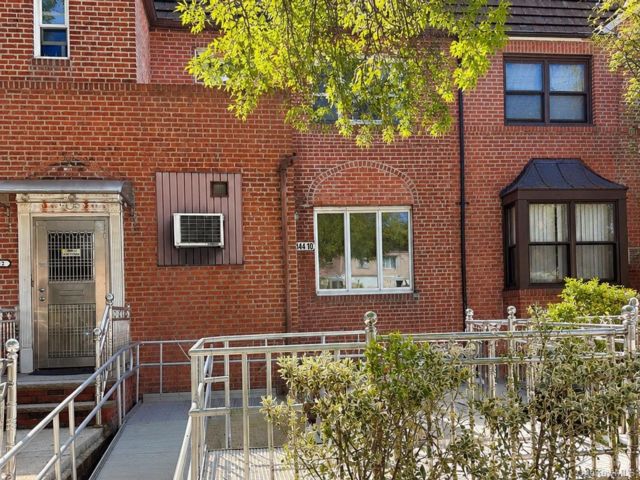  6 BR,  4.00 BTH &nbsp;Colonial style home in Kew Garden Hills