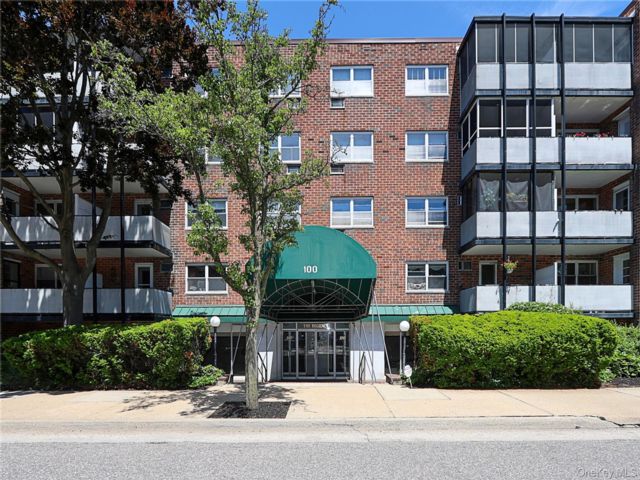  1 BR,  1.00 BTH &nbsp;Mid rise style home in Mineola