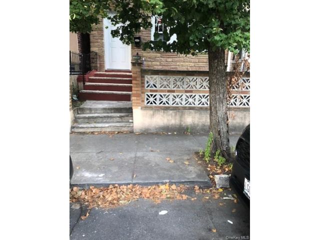  4 BR,  2.00 BTH &nbsp;Colonial style home in Woodhaven