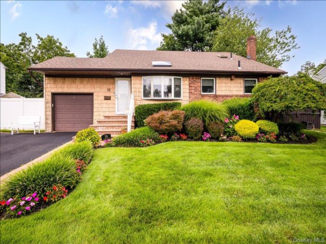  3 BR,  2.00 BTH &nbsp;Split level style home in Plainview
