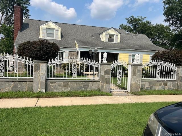  3 BR,  2.00 BTH &nbsp;Colonial style home in Hempstead