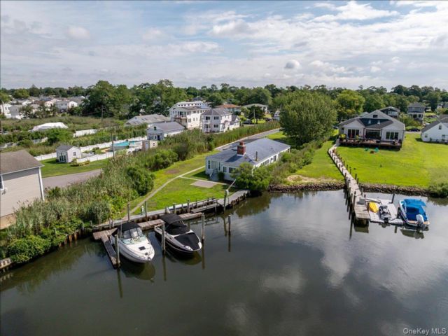  4 BR,  2.00 BTH &nbsp;Exp ranch style home in Massapequa