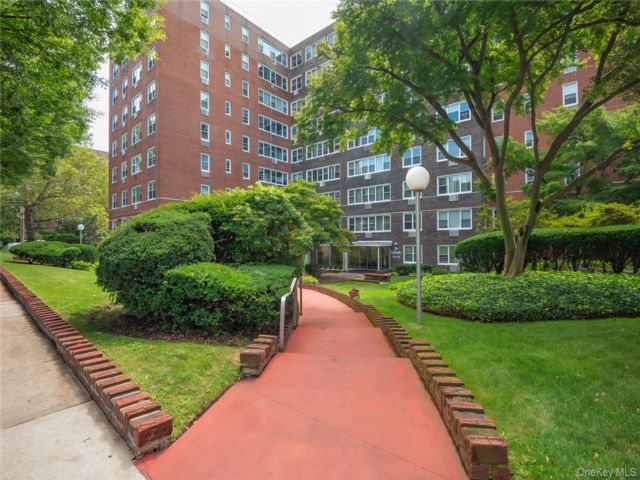  2 BR,  2.00 BTH &nbsp;Mid rise style home in Jamaica Hills