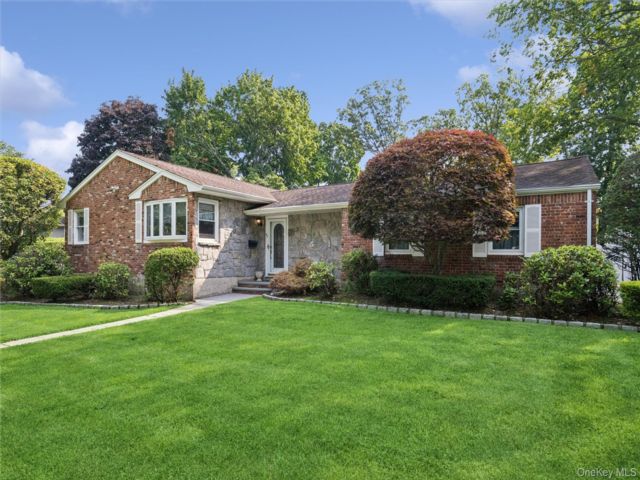  3 BR,  2.00 BTH &nbsp;Ranch style home in East Northport