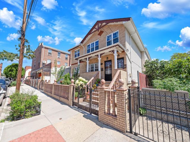  6 BR,  4.00 BTH &nbsp;House style home in Ozone Park