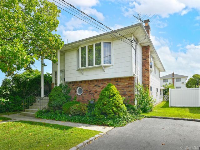  5 BR,  3.00 BTH &nbsp;Hi ranch style home in Merrick
