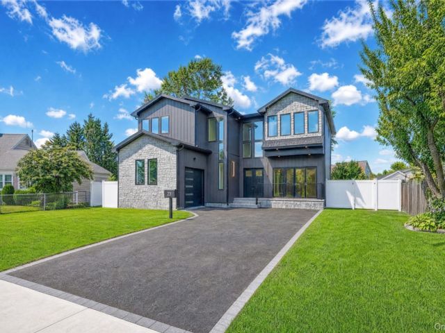  5 BR,  5.00 BTH &nbsp;Contemporary style home in Levittown