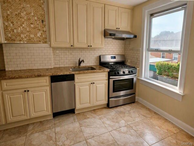  3 BR,  1.00 BTH &nbsp;Other style home in Maspeth