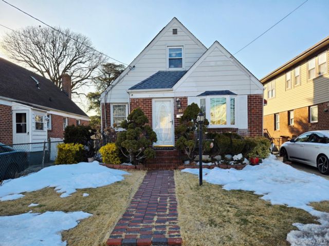  3 BR,  1.00 BTH &nbsp;Cape cod style home in Valley Stream