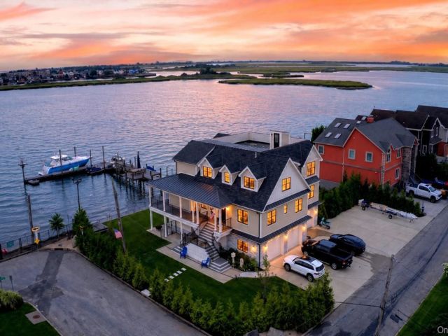  6 BR,  5.00 BTH &nbsp;Mini estate style home in Baldwin Harbor